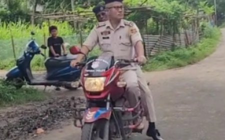 মাথায় নেই হেলমেট,নাম্বার বিহীন বাইক নিয়ে প্রকাশ্যে ঘোরছেন পুলিশ বাবু