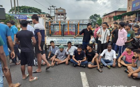 গাড়ির ধাক্কায় নিহত বাইক চালক, প্রতিবাদে মৃতদেহ নিয়ে পথ অবরোধ করে স্থানীয়রা