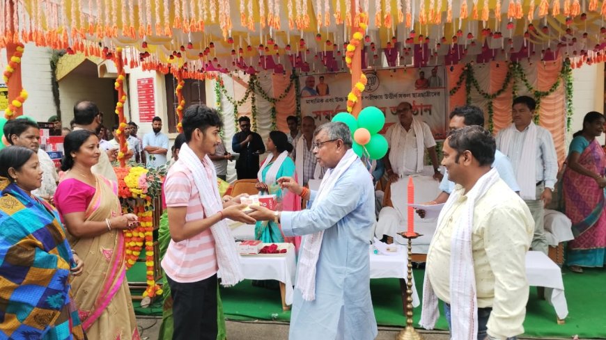 মাধ্যমিক এবং উচ্চমাধ্যমিকে উত্তীর্ণ শিক্ষার্থীদের সংবর্ধনা দিল যুব মোর্চা মোহনপুর মন্ডল