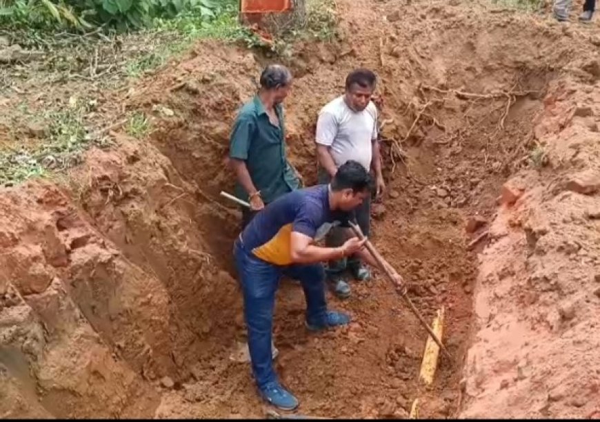 দুর্গা বাড়িতে পূর্ত দপ্তরের ড্রেন নির্মাণকে ঘিরে কাটা পড়ল গ্যাস সরবরাহকারী পাইপ