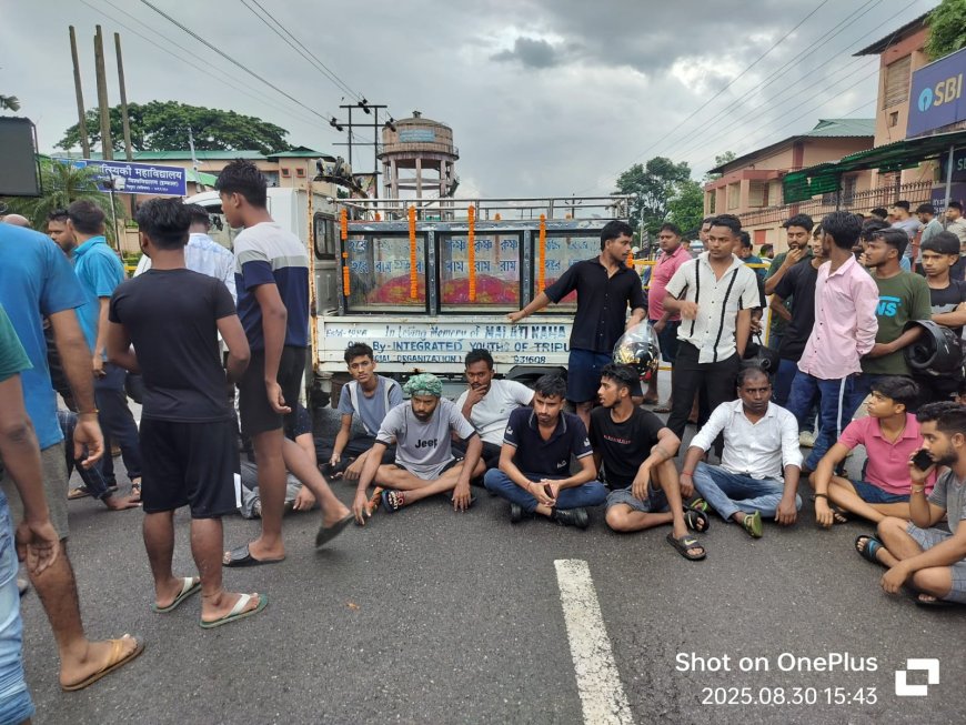 গাড়ির ধাক্কায় নিহত বাইক চালক, প্রতিবাদে মৃতদেহ নিয়ে পথ অবরোধ করে স্থানীয়রা