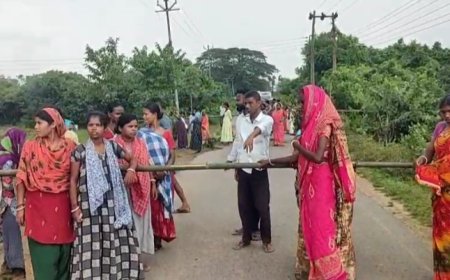 মেঘলিবন বস্তিতে বিভিন্ন সমস্যার সমাধানের দাবিতে আগরতলা সিমনা সড়ক অবরোধ