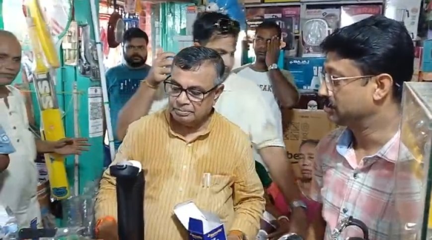 GST-র সরলীকরণ নিয়ে মোহনপুর বাজারে ব্যবসায়ীদের সাথে মতবিনিময় করলেন কৃষিমন্ত্রী