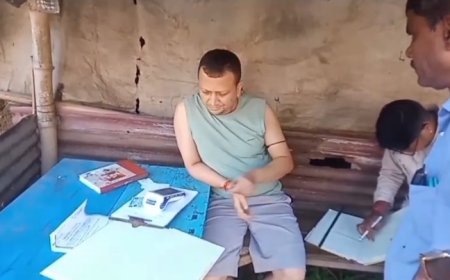 উর্দি ছেড়ে হাফ প্যান্ট পড়ে রাস্তায় জরিমানা সংগ্রহ করছেন লেম্বুছড়া ফাঁড়ির ওসি