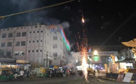 জিবিপি হাসপাতাল চত্বরে নিষেধাজ্ঞাকে অমান্য করে প্রকাশ্যে শব্দবাজি ফাটানোর ধোম, দর্শক পুলিশ