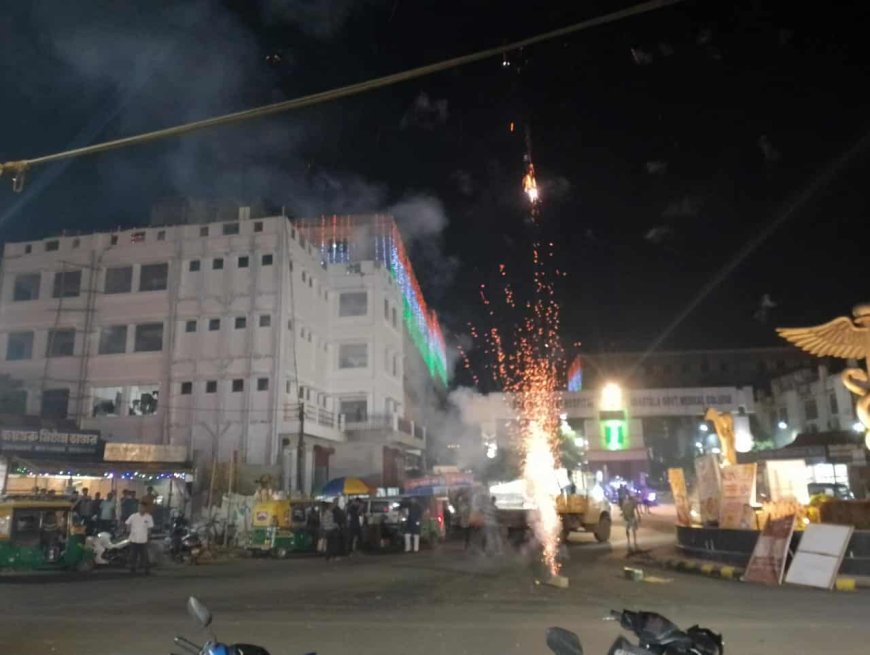 জিবিপি হাসপাতাল চত্বরে নিষেধাজ্ঞাকে অমান্য করে প্রকাশ্যে শব্দবাজি ফাটানোর ধোম, দর্শক পুলিশ