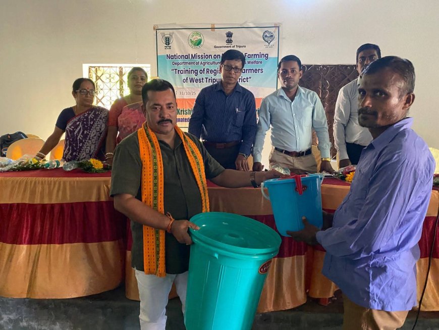 বামুটিয়ায় কৃষকদের প্রাকৃতিক কৃষিতে উদ্বুদ্ধ করতে বিভিন্ন সামগ্রী প্রদান