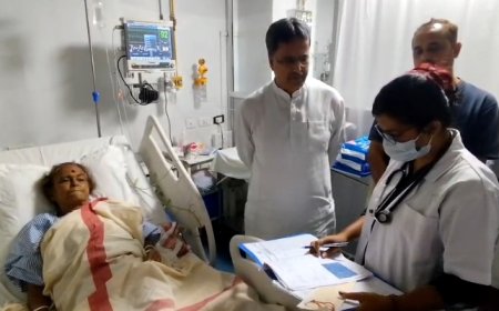 প্রাক্তন মুখ্যমন্ত্রীর সহধর্মিনীকে হাসপাতালে দেখে এলেন বর্তমান মুখ্যমন্ত্রী