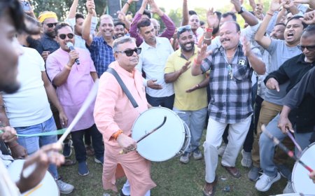 বিহার দখলের আনন্দে মোহনপুরে বিজেপির বিজয় মিছিলে ঢোল বাজালেন রতন