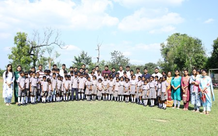 অ্যান্ড্রোরেন্স সামাজিক সংস্থার উদ্যোগে শিক্ষার্থীদের মধ্যে জুতো মোজা বিতরণ