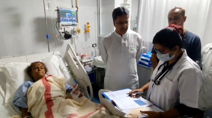 প্রাক্তন মুখ্যমন্ত্রীর সহধর্মিনীকে হাসপাতালে দেখে এলেন বর্তমান মুখ্যমন্ত্রী
