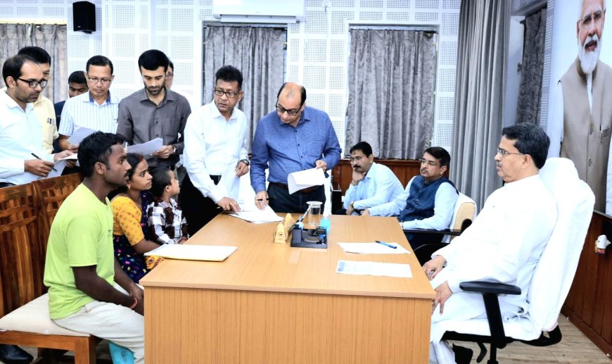 মুখ্যমন্ত্রী সরকারী বাসভবনে অনুষ্ঠিত হলো সমীপে মুখ্যমন্ত্রী কর্মসূচি