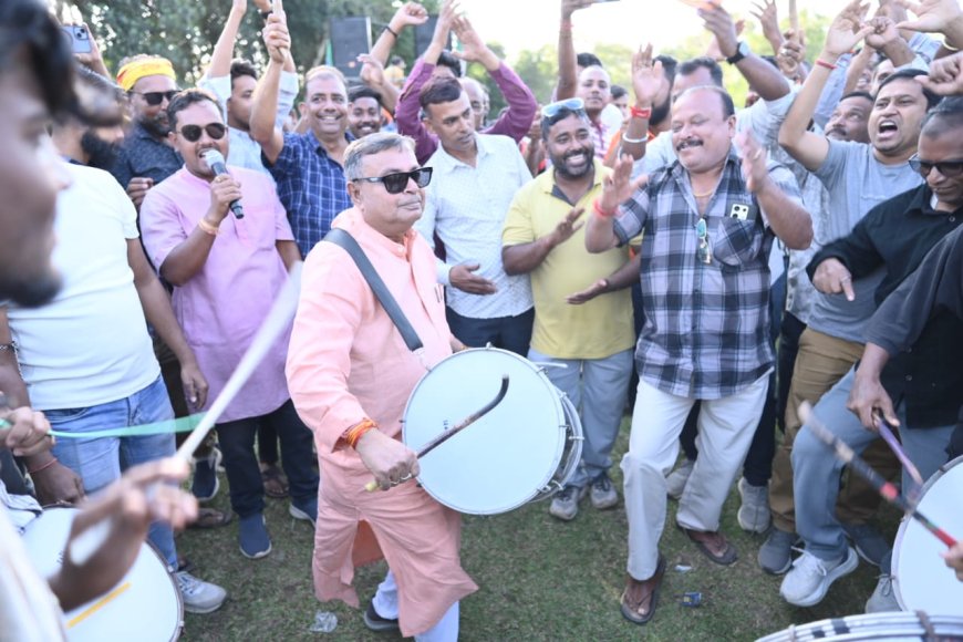 বিহার দখলের আনন্দে মোহনপুরে বিজেপির বিজয় মিছিলে ঢোল বাজালেন রতন