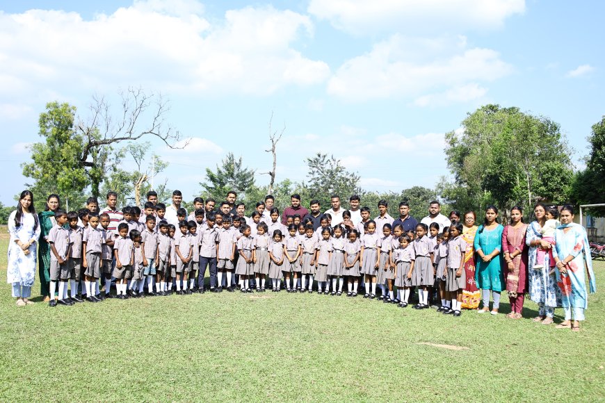 অ্যান্ড্রোরেন্স সামাজিক সংস্থার উদ্যোগে শিক্ষার্থীদের মধ্যে জুতো মোজা বিতরণ