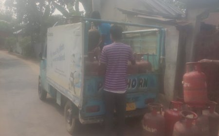 মনসার গ্যাস এজেন্সি ও গান্ধীগ্রামের গ্যাস এজেন্সি থেকে অবৈধ পথে বিক্রি হচ্ছে সিলিন্ডার