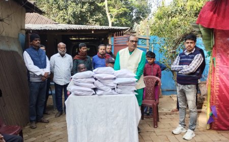 স্ত্রীর মৃত্যুবার্ষিকীতে শীত বস্ত্র বিতরণ করলেন চিকিৎসক খোকন রায়