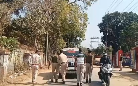 এয়ারপোর্ট থানার সামনে ধাক্কা দিয়ে স্টার্ট করতে হলো পুলিশের গাড়ি