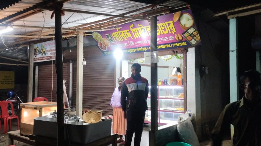 দোকান বাকি চাইতেই মালিকের সহযোগীর উপর হামলে পড়ল খদ্দের