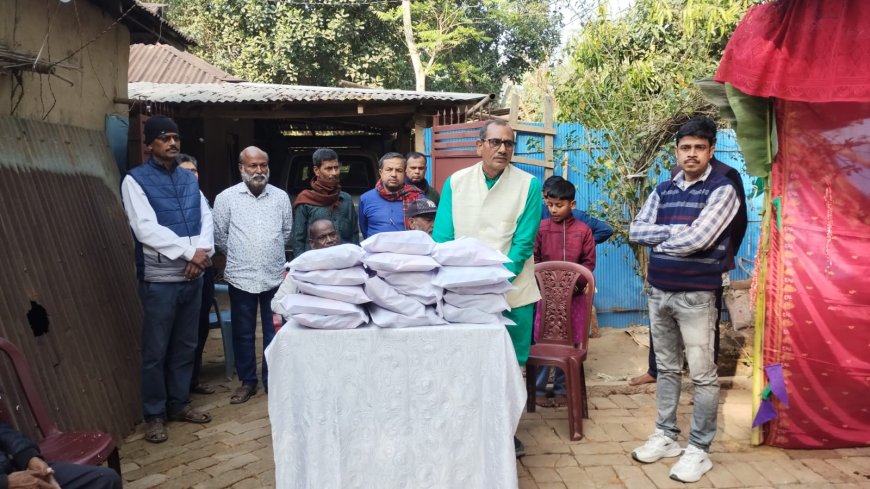 স্ত্রীর মৃত্যুবার্ষিকীতে শীত বস্ত্র বিতরণ করলেন চিকিৎসক খোকন রায়