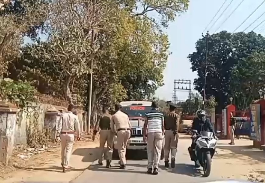 এয়ারপোর্ট থানার সামনে ধাক্কা দিয়ে স্টার্ট করতে হলো পুলিশের গাড়ি