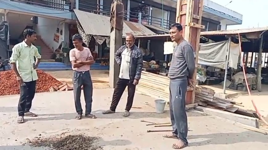 কালীবাজারে নির্মীয়মান মার্কেট সেডে অনিয়মের অভিযোগে কাজ বন্ধ করে দিল মন্ডল সভাপতি