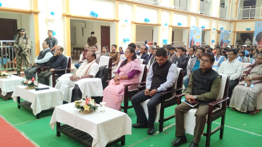 পরীক্ষাপে চর্চা কর্মসূচিতে বেড়ীমুড়া স্কুলে শিক্ষার্থীদের সাথে মতবিনিয়ময় করেন রাজ্যপাল