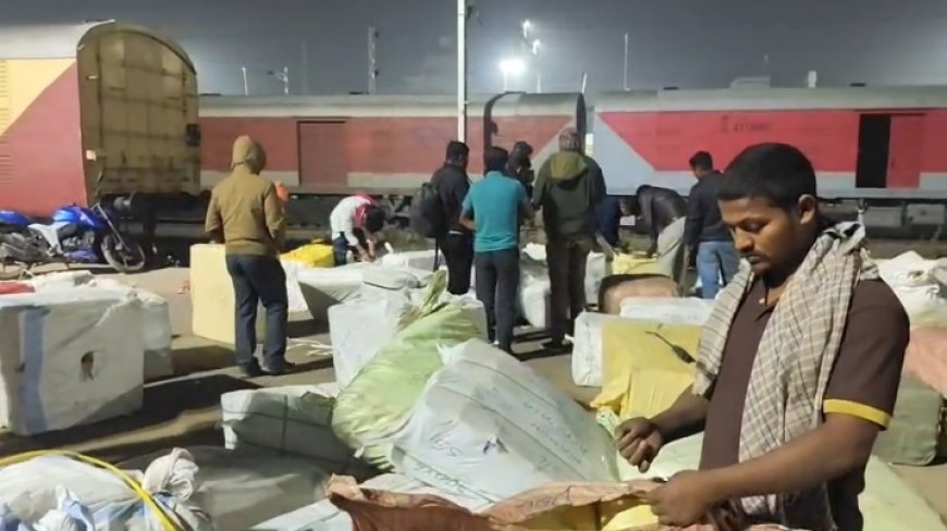 আগরতলা রেলস্টেশনে কুরিয়ারে আসা আটক অবৈধ নেশা সামগ্রী
