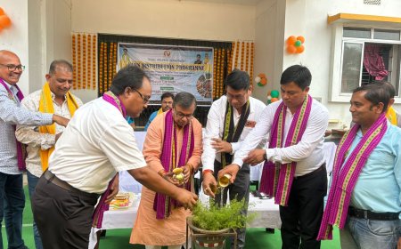 মোহনপুরে জনজাতি বস্ত্রশিল্পীদের মধ্যে সুতা বিতরণ