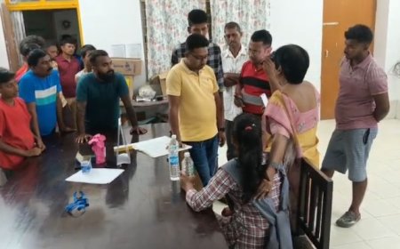 বিদ্যালয়ের শৌচালয় আটকে থাকা ছাত্রীকে উদ্ধার করল স্থানীয়রা