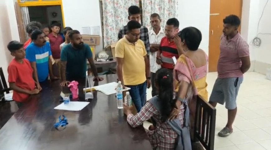 বিদ্যালয়ের শৌচালয় আটকে থাকা ছাত্রীকে উদ্ধার করল স্থানীয়রা