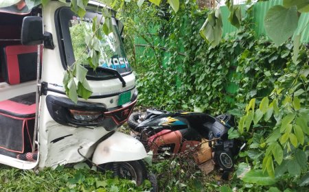 পেছনদিক থেকে আসা ব্যাটারি চালিত অটোট ধাক্কায় গুরুতর যখম স্কুটি চালক