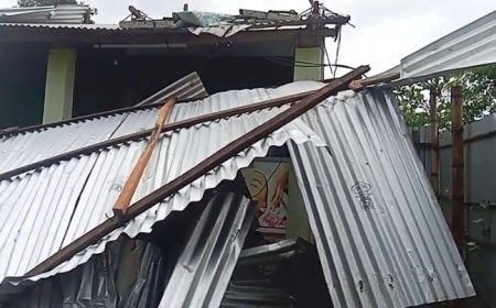 ঝড়ে লন্ডভন্ড কালীবাজারে একটি বিউটি পার্লার