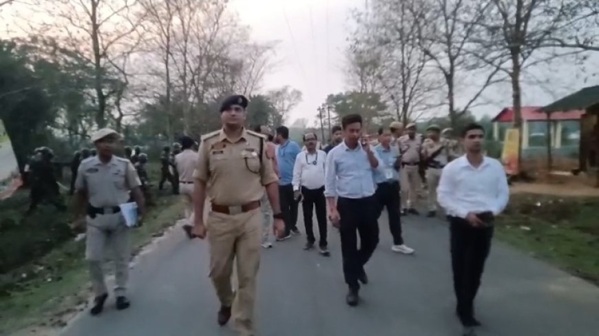 নির্বাচনকে সামনে রেখে রাজঘাট থেকে লেফুঙ্গা বাজার পর্যন্ত পুলিশের ফুট মার্চ