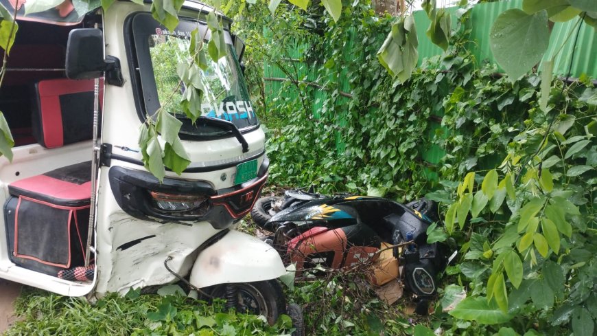 পেছনদিক থেকে আসা ব্যাটারি চালিত অটোট ধাক্কায় গুরুতর যখম স্কুটি চালক