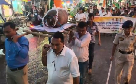 বাণিজ্যিক গ্যাস সিলিন্ডারের বর্ধিত মূল্যের প্রতিবাদে কংগ্রেসের প্রতিবাদ মিছিল