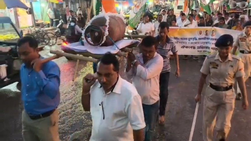 বাণিজ্যিক গ্যাস সিলিন্ডারের বর্ধিত মূল্যের প্রতিবাদে কংগ্রেসের প্রতিবাদ মিছিল