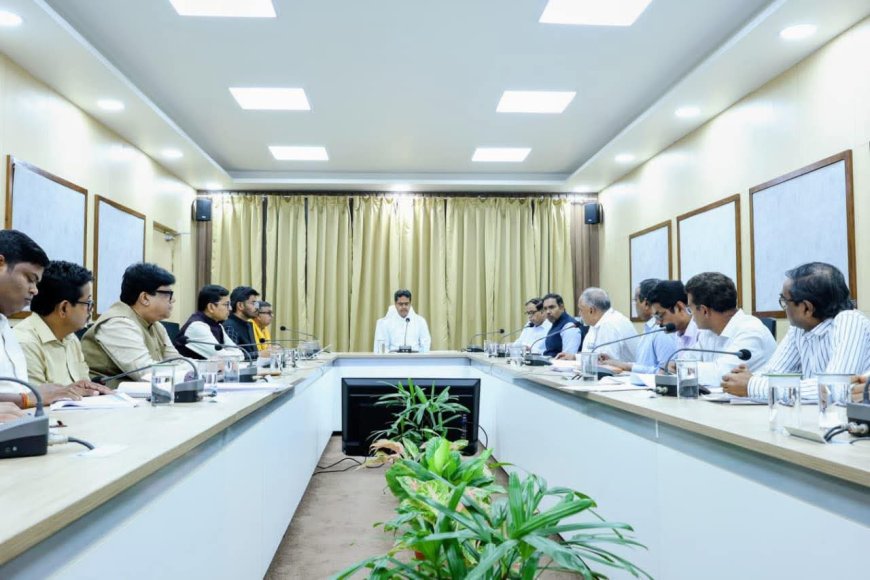 মুখ্যমন্ত্রী ও বিদ্যুৎ মন্ত্রীর উপস্থিতিতে বিদ্যুৎ দপ্তরের পর্যালোচনা সভা অনুষ্ঠিত
